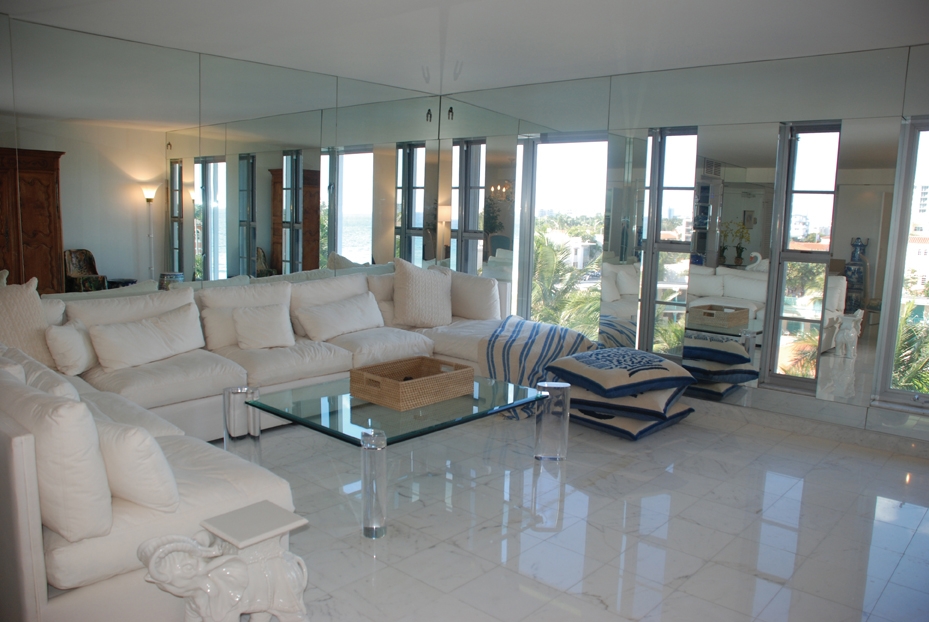 http://oceansidecondohome.com/images/living_room.jpg